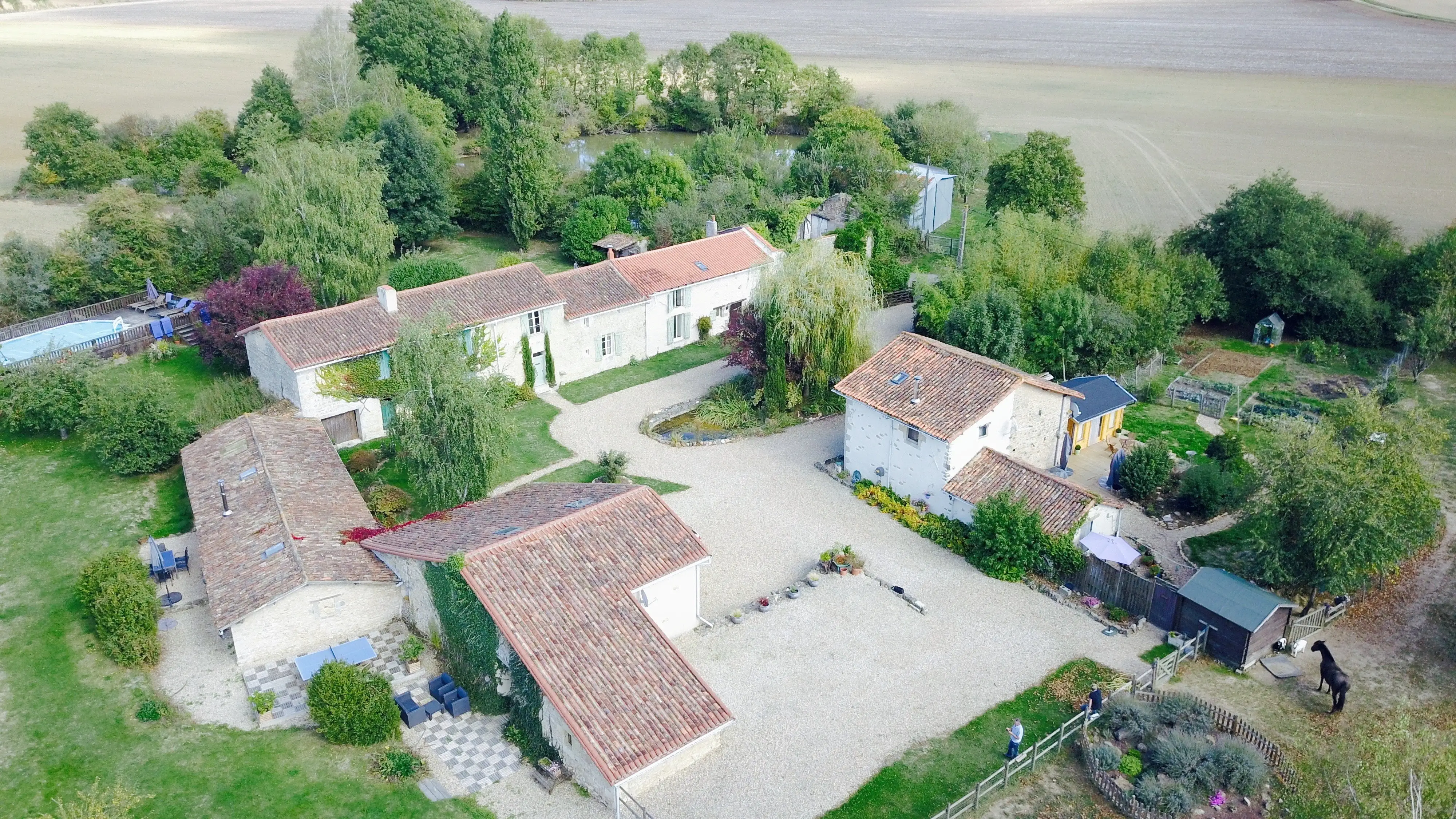 Le couple a vendu leur maison de trois chambres à Manchester pour 400 000 £ et a utilisé l'argent pour acheter six maisons vieilles de 400 ans, deux granges et trois acres de terrain.