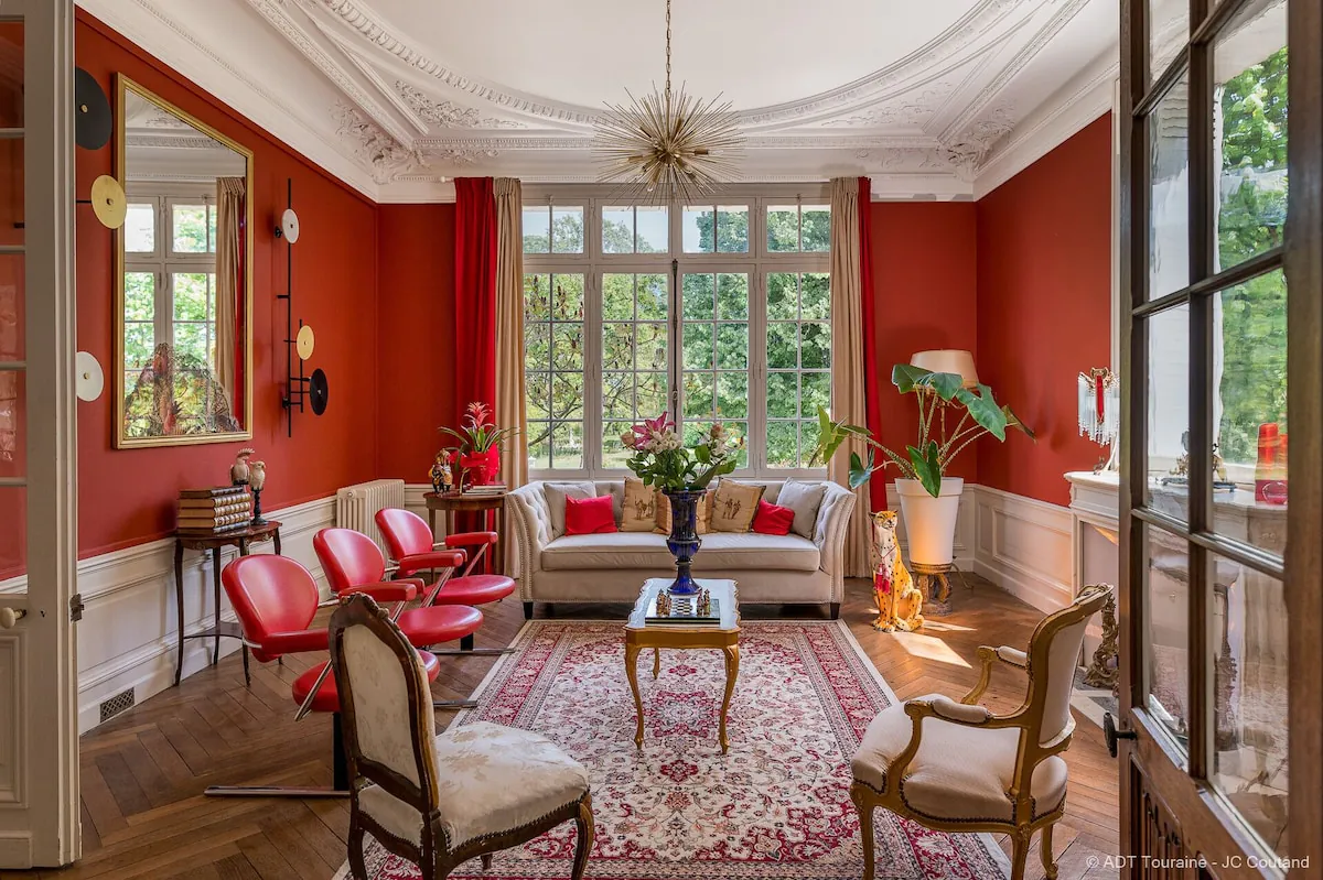 La propriété française dispose de plusieurs réceptions et salons, dont celui-ci, donnant sur les jardins
