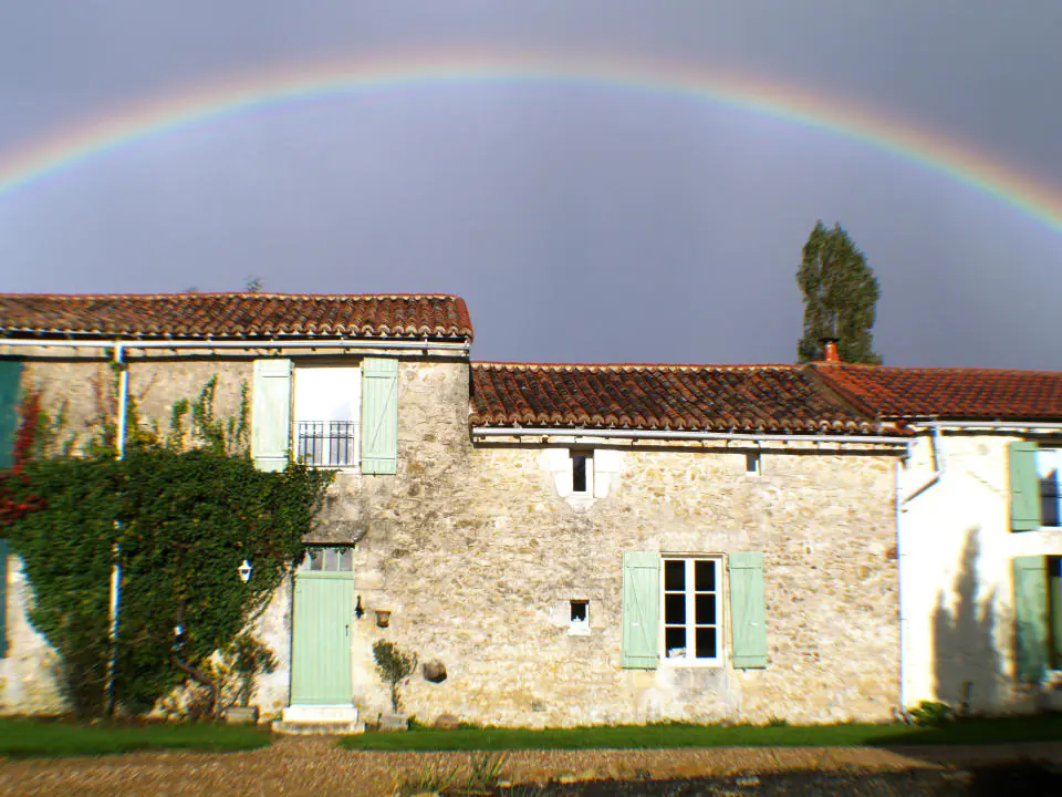 Le couple a dépensé 300 000 £ pour transformer les bâtiments en ruine en maisons pour leur famille et en une entreprise de location de vacances potentiellement florissante. (SWNS)