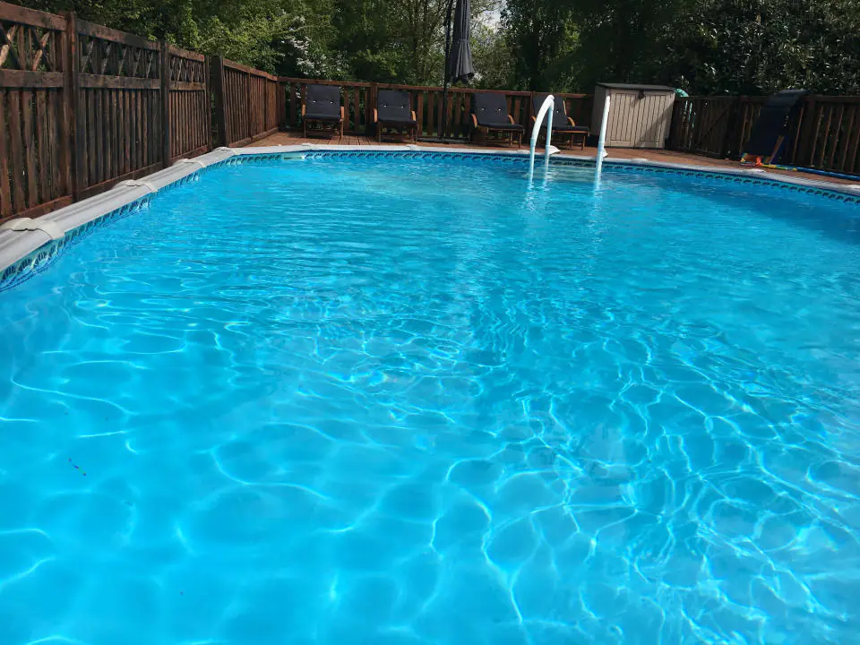 L'achat du couple comprenait deux piscines. (SWNS)