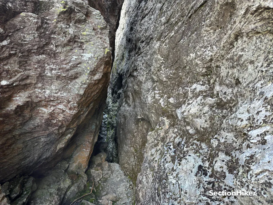 Une grotte grande et profonde sur le Cliff Trail. Je pensais que je serais coincé ici, mais j'ai réussi à en sortir.
