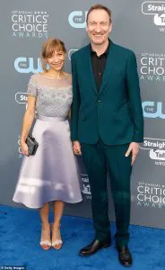 OH MON DIEU! David Thewlis, 58 ans, a révélé qu'il avait épousé Hermine il y a cinq ans et a insisté sur le fait que leur mariage n'était pas un secret (Photo en 2018)