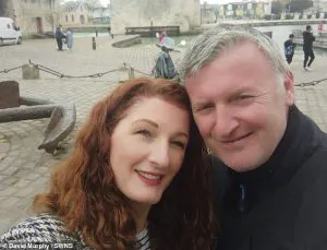 Liz et David Murphy (photo) étaient coincés dans la « course effrénée » avant de monter en flèche et d'acheter un hameau français entier pour environ 400 000 £.