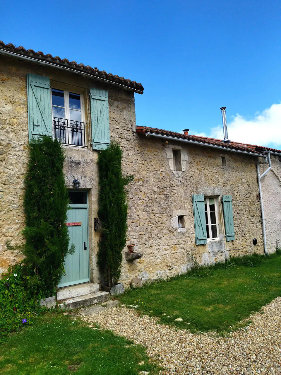 Liz et David Murphy ont acheté le hameau rural historique de Lac De Maison, en Poitou-Charentes, dans le sud-ouest de la France, en janvier 2021. Voir l'histoire SWNS SWLNfrance. Une famille vivant