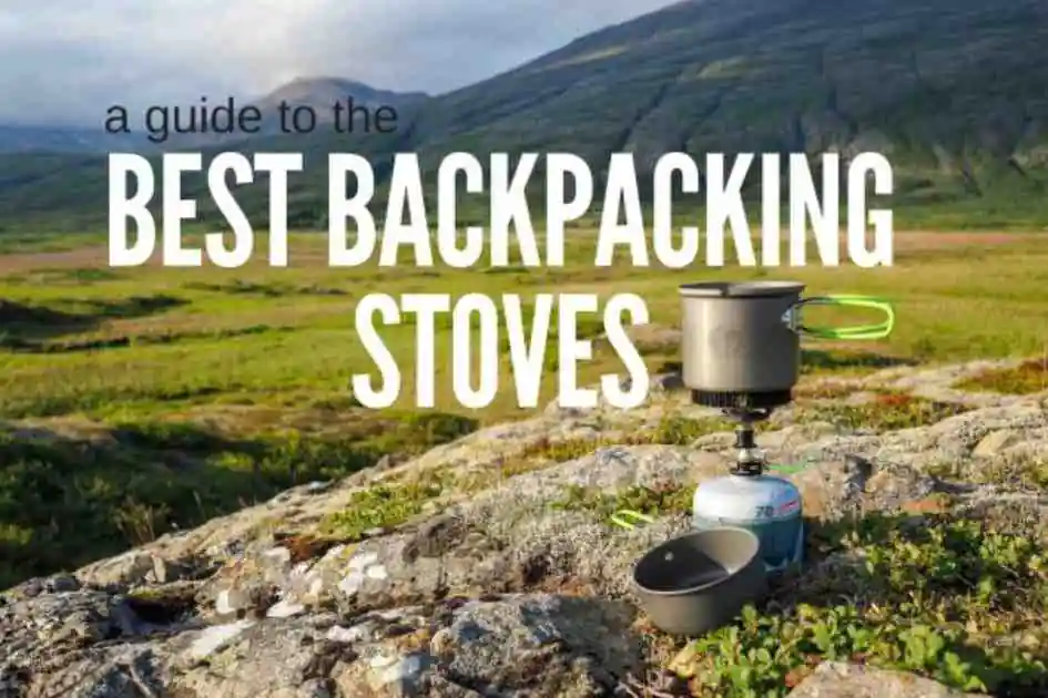 Réchaud de randonnée installé sur un terrain rocheux, parfait pour cuisiner en camping léger lors d'aventures en plein air.
