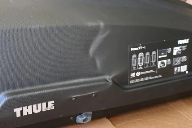 Le coffre de toit Thule Force XT L - il a survécu à la destruction par un coffre-fort de 800 livres dans le camion de livraison !