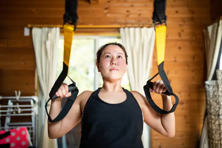 Une femme faisant de l'exercice tout en restant à la salle de gym pour les randonneurs