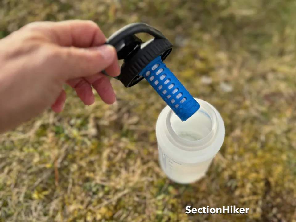 Le filtre est suspendu sous le bouchon et filtre toute l'eau que vous sirotez.