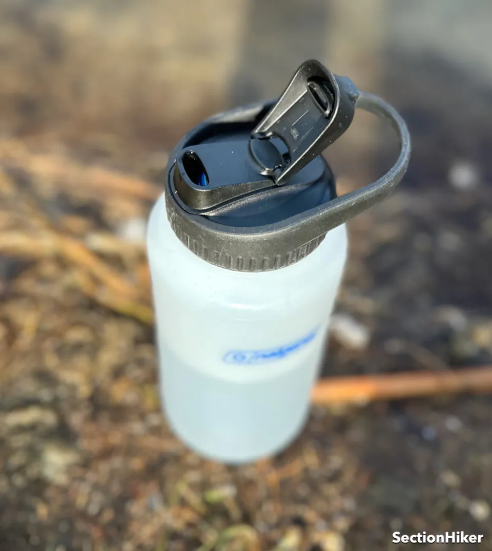 Le DayCap est doté d'un bec verseur couvert pour éviter toute contamination lorsqu'il n'est pas utilisé.