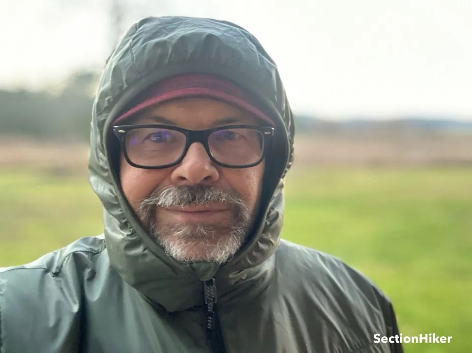 L'élastique avant de la capuche offre une bonne protection même si la capuche est compatible avec un casque et non réglable.