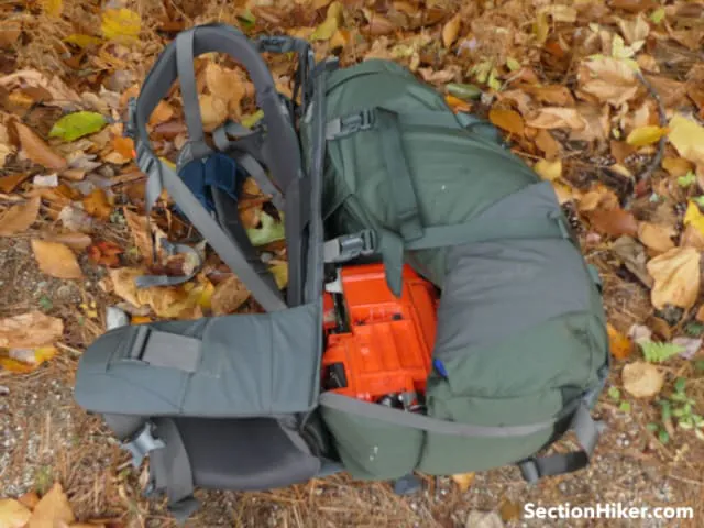 Le sac est relié au cadre avec des sangles, fixant l'article entre le cadre et le sac.