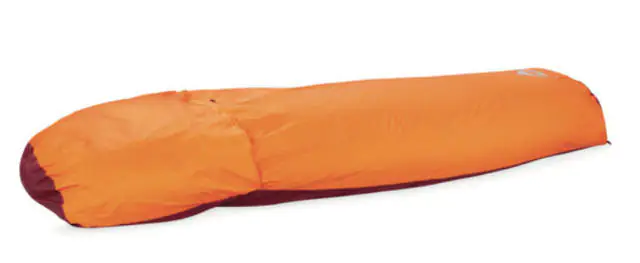 Le MSR Pro Bivy a la forme d'un sac de couchage avec une simple fente pour entrer et sortir.