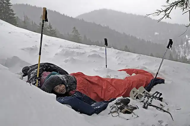 Les sacs de bivouac peuvent être installés à peu près n'importe où sans avoir besoin de haubans ou de piquets de tente.