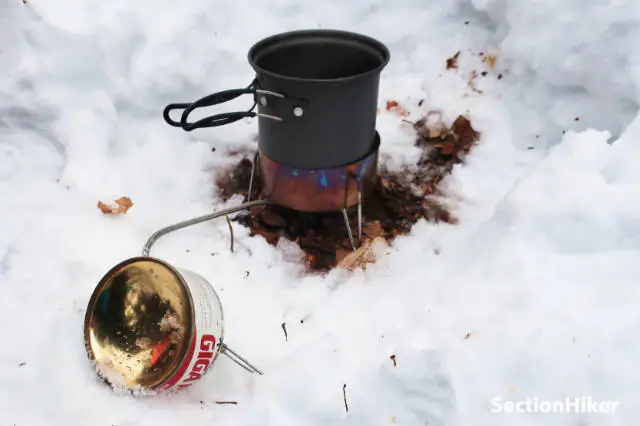 Faire fondre la neige avec un poêle à cartouche inversé Kovea Spider Remote avec pare-brise