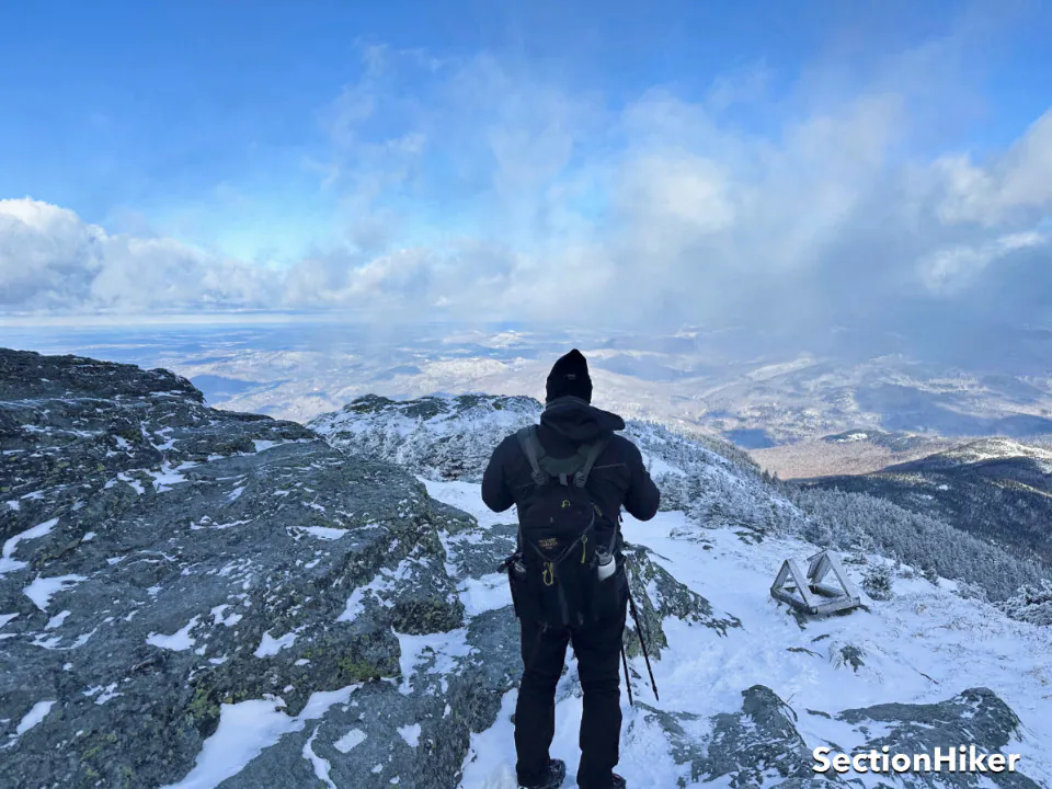 Bill regarde vers le nord sur le sommet