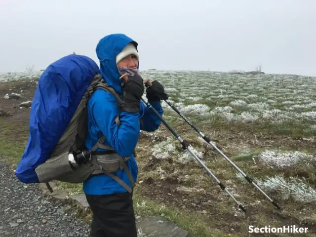 Les mitaines de pluie aident à retenir la chaleur et à bloquer le vent lorsqu'elles sont superposées à un gant doublé en laine.