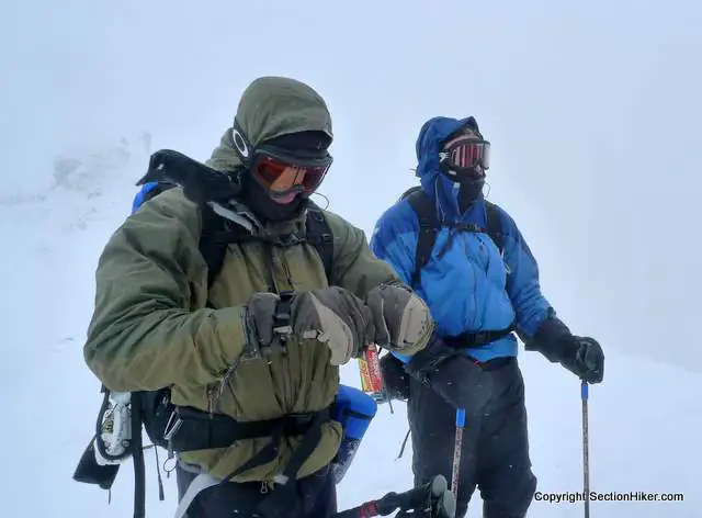 Enlever vos gants pour ouvrir une bouteille d'eau peut être dangereux en hiver
