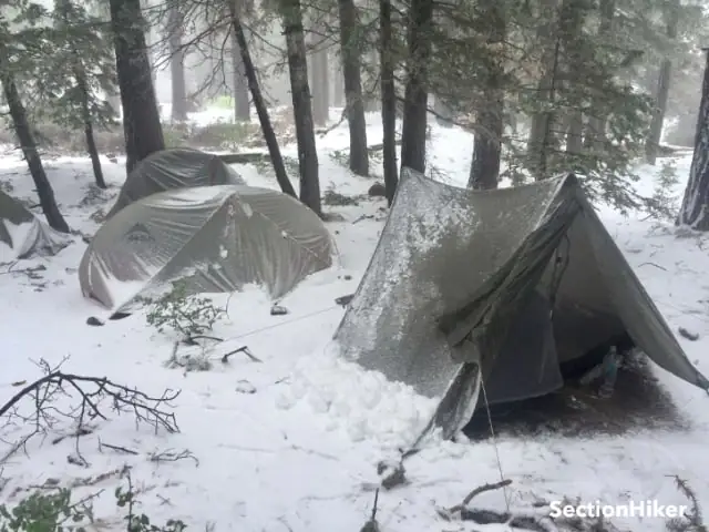 Se réveiller avec de la neige comme celle-ci sur le Pacific Crest Trail un matin peut faire peur à une personne atteinte de Raynaud de sortir de sa tente, mais pas si vous avez des gants supplémentaires !