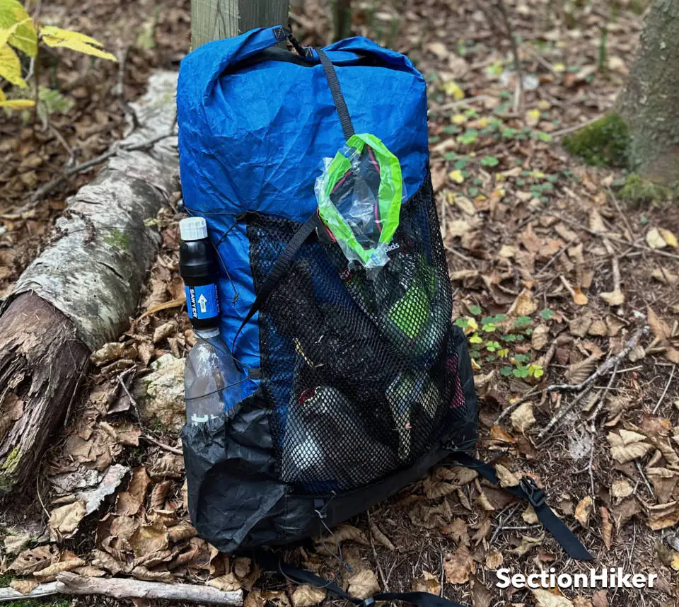Le pack est configuré comme un pack rolltop UL standard : ce sac en plastique vert est rempli de sandwichs.