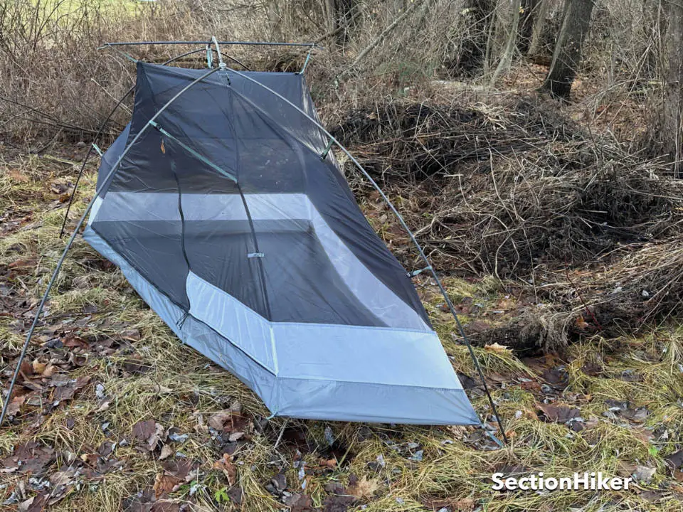 La tente intérieure est dotée de panneaux en tissu solide pour réduire les courants d'air.