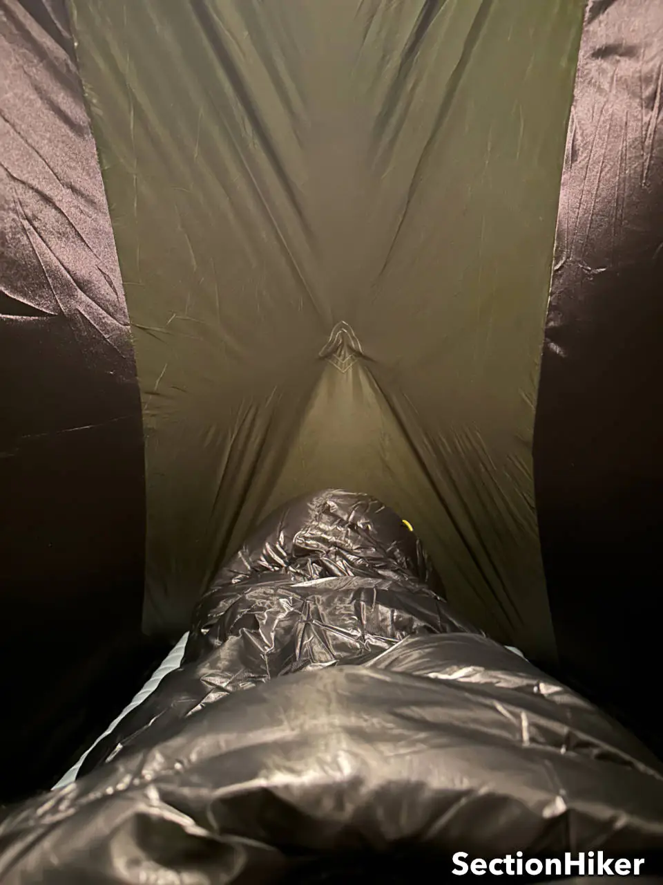 Bien que la paroi latérale semble étroite au bout de ma courtepointe, elle est en fait assez large et un large coussin de 25 pouces s'y glisse facilement.