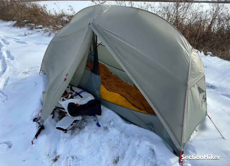 Il y a beaucoup d'espace pour ranger du matériel dans le vestibule sans gêner l'accès aux portes.