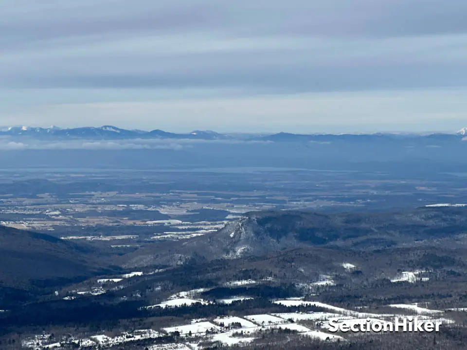Nous avions d'excellentes vues sur les Adrondacks à l'ouest, ainsi que sur Snake Mountain en contrebas, dans le Vermont.