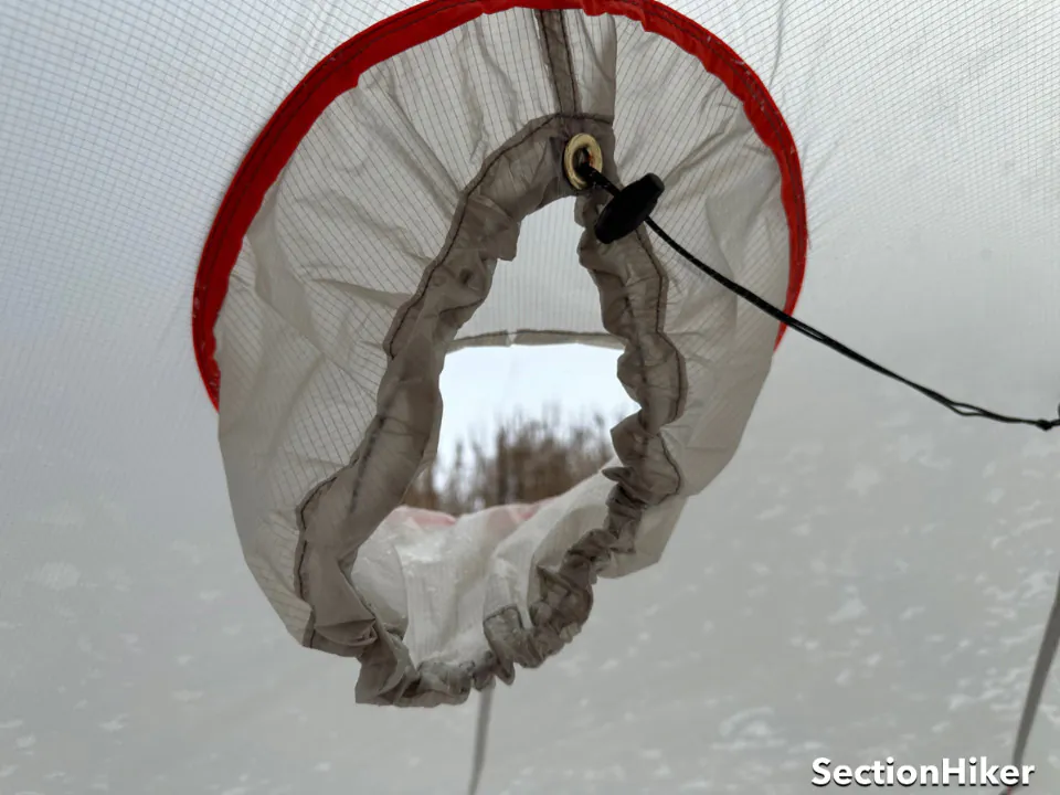 Les portails d'aération sont contrôlés à l'aide d'un cordon et disposent d'un auvent extérieur pour empêcher la poudrerie ou la pluie d'entrer.