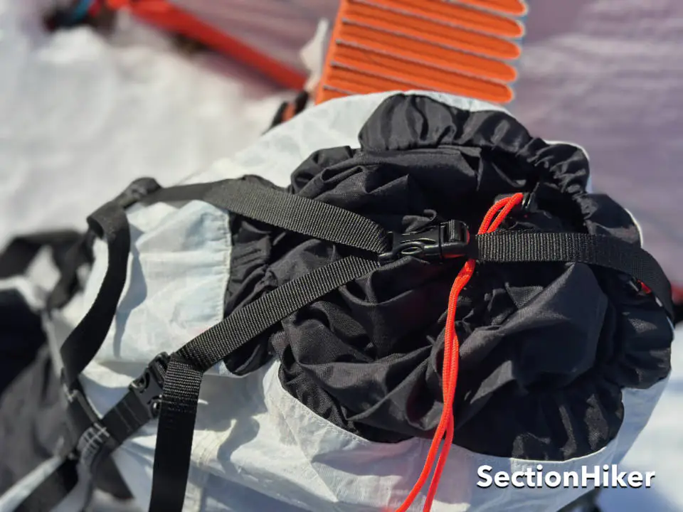 Une couche Y peut être utilisée pour maintenir une corde ou d'autres objets volumineux sous le couvercle flottant.