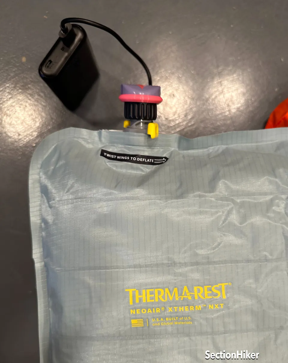 Gonflant un therm-rest neoair xtherm nxt max avec le micro-infranteur AlpenBlow