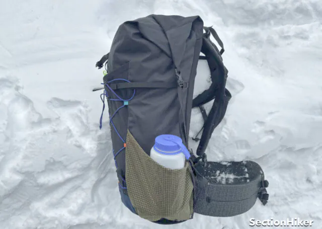 La sangle de compression latérale est faite avec une sangle qui est bien supérieure aux cordons utilisés sur de nombreux packs UL.
