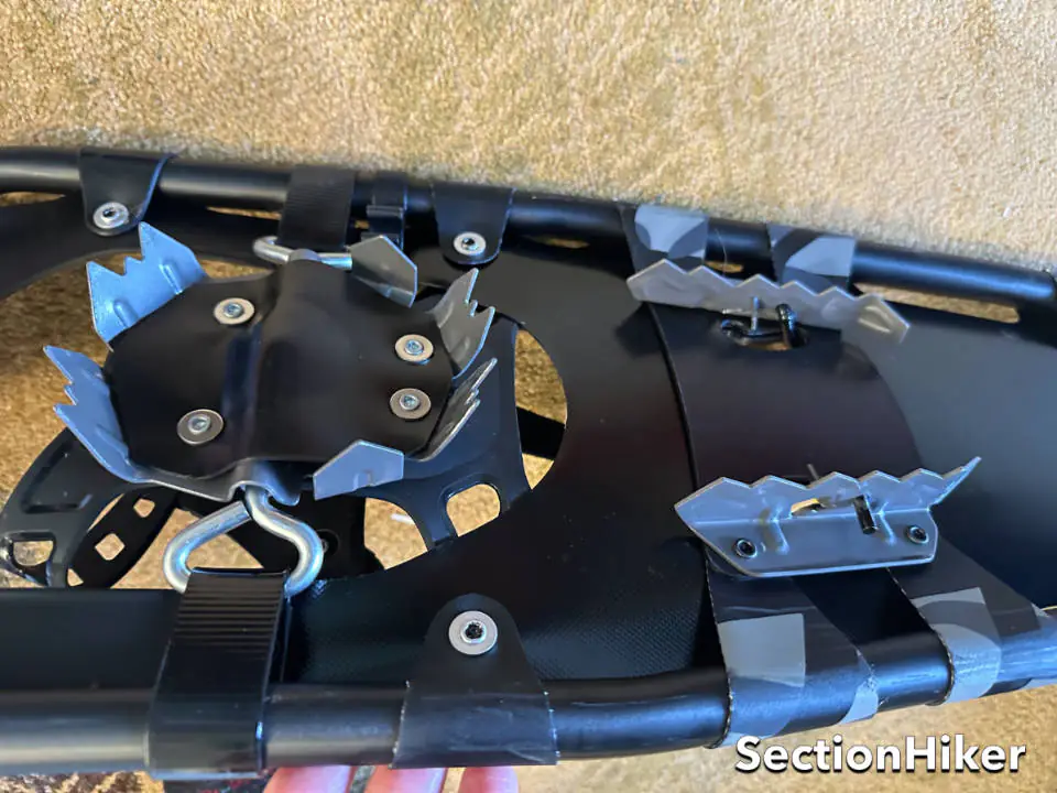 Les crampons sont étonnamment agressifs à l'avant et à l'arrière des raquettes.