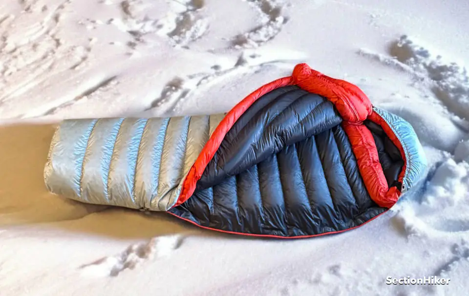 L'Alpine 0 est un sac de couchage au grenier élevé isolé avec 850 Power Goose vers le bas.