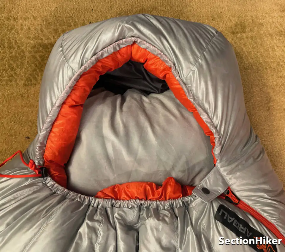 Le capot a beaucoup d'espace pour ajouter un oreiller.