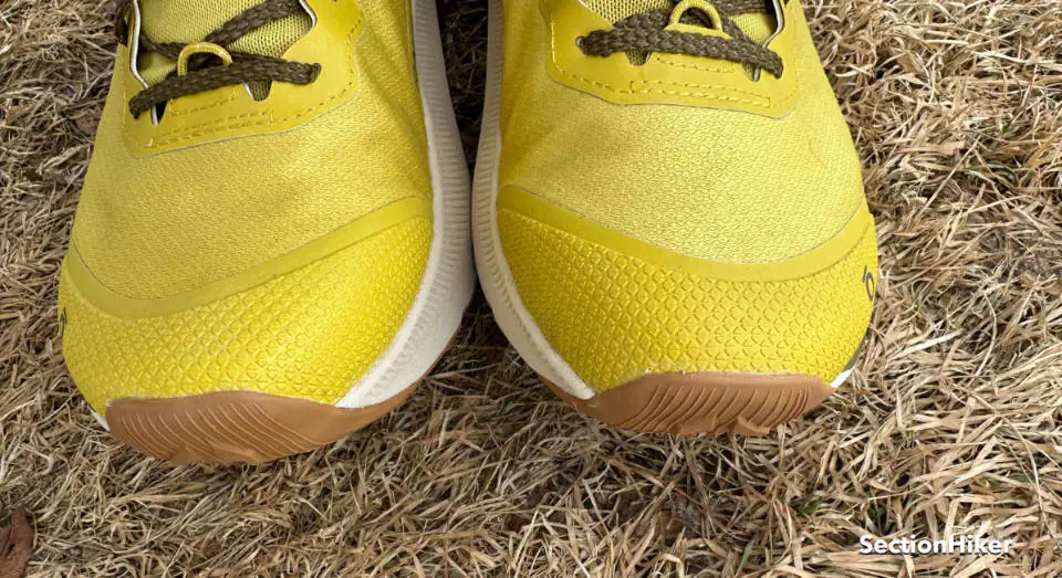 Les chaussures à vent Katabatic ont une protection de coup de pied d'orteil solide à l'avant,