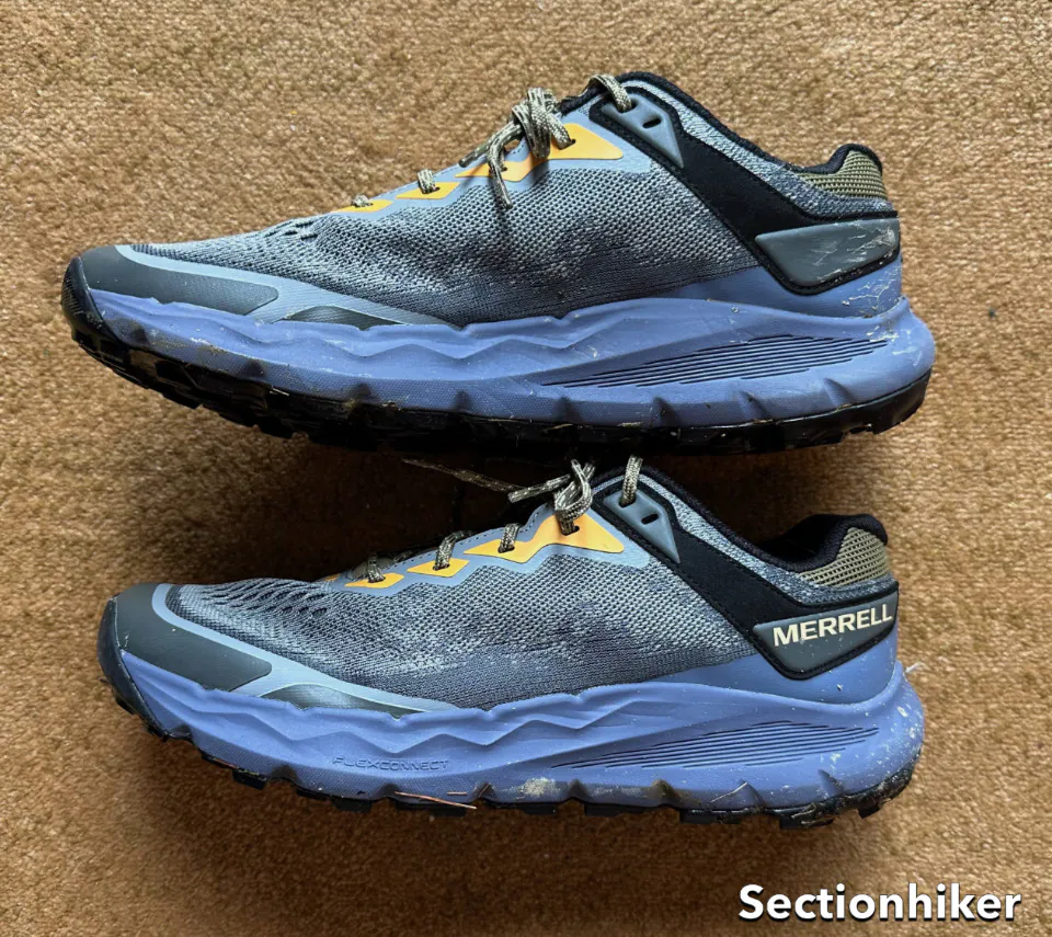 Le Merrell Nova 4 a une goutte de 8 mm et est assez molle pour s'appuyer sans effraction.