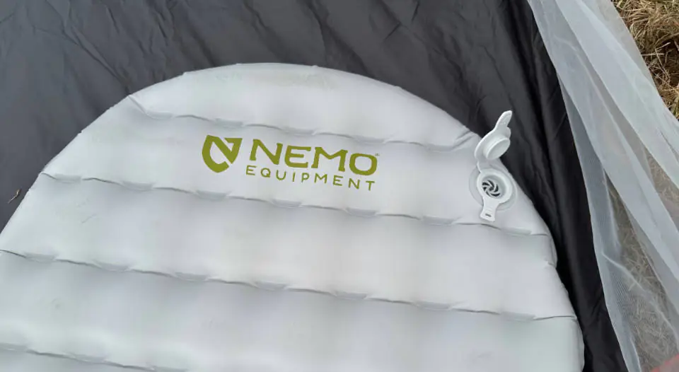 L'élite du tenseur a une valve à 2 voies qui rince avec la surface du tampon.