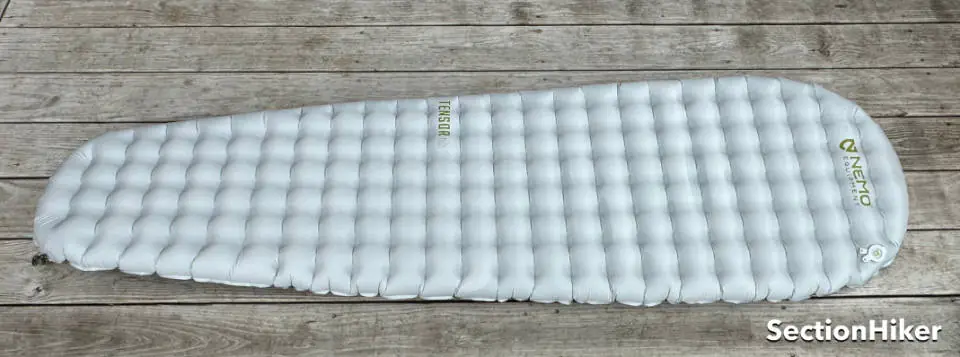 Le haut du coussin a des chicanes qui donnent comme un matelas de printemps lorsque vous vous allongez sur le dessus.