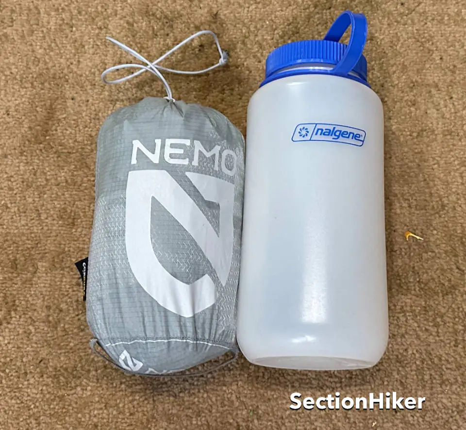 L'élite Nemo Tensor est plus petite qu'une bouteille Nalgene.