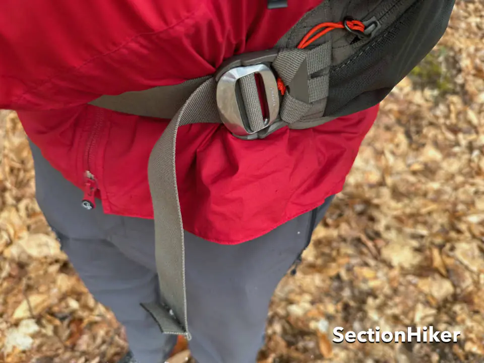 La boucle de la ceinture de hanche est positionnée à gauche et non le centre.