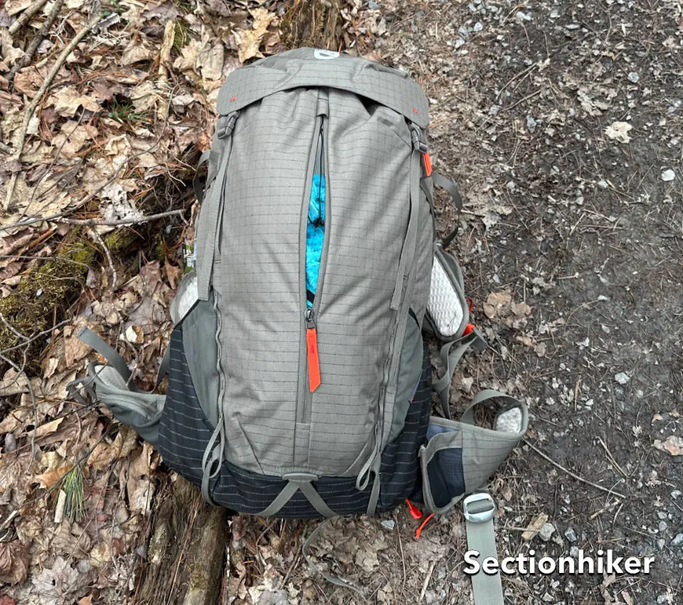 Le pack a une grande poche externe avec un zip central