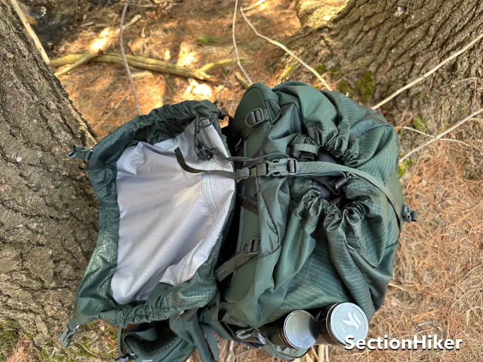 Le Paragon 60 est un sac à dos haut de gamme avec deux poches dans le couvercle supérieur flottant.