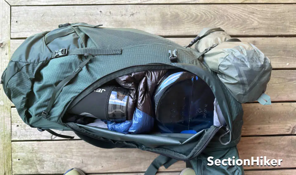 L'accès à la fermeture à glissière latérale permet de retirer facilement une veste chaude ou un poêle à jetboil lorsque vous le souhaitez.