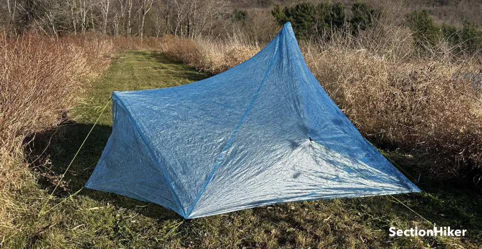 Je recommande de jalonner les grands panneaux latéraux par temps venteux.