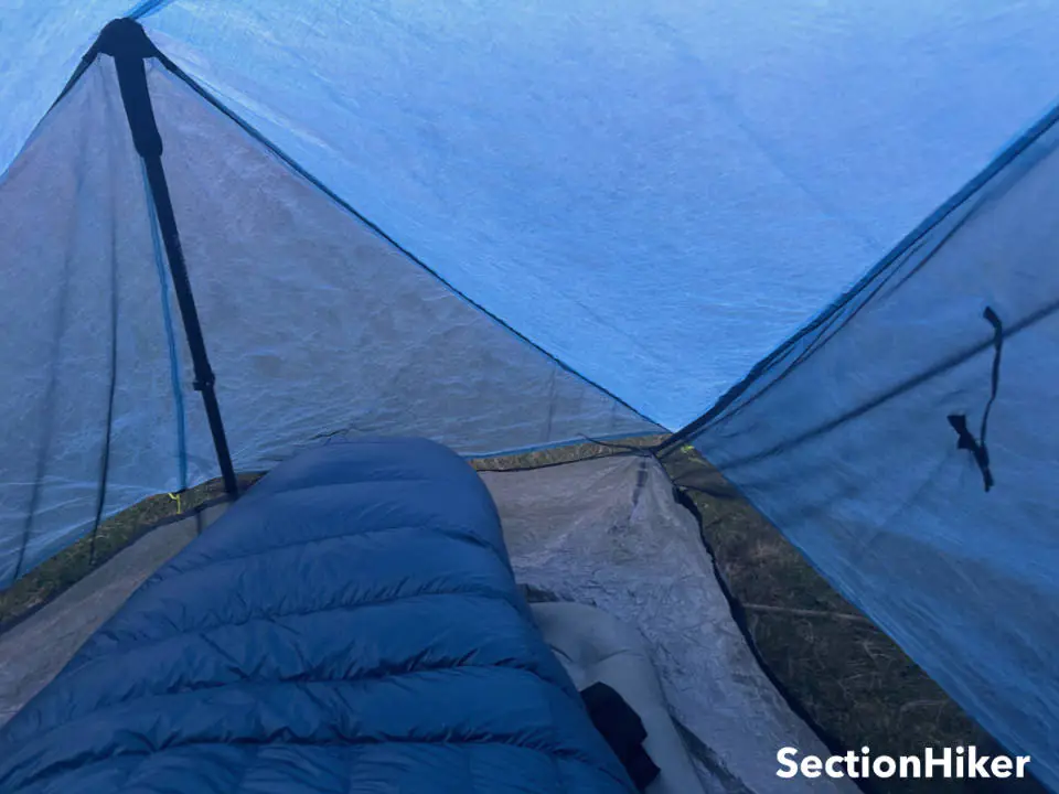 Il y a plus de place au-dessus de vos pieds que sur les tentes plex Zpacks.