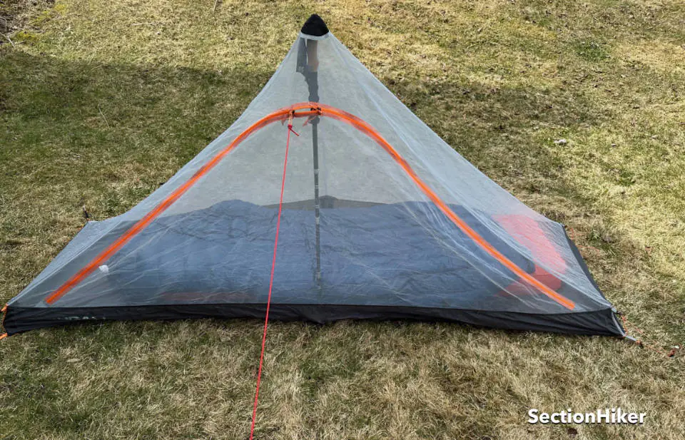 Le poteau de trekking doit être à l'intérieur de l'insert qui ne peut pas être utilisé comme un abri autonome en soi.