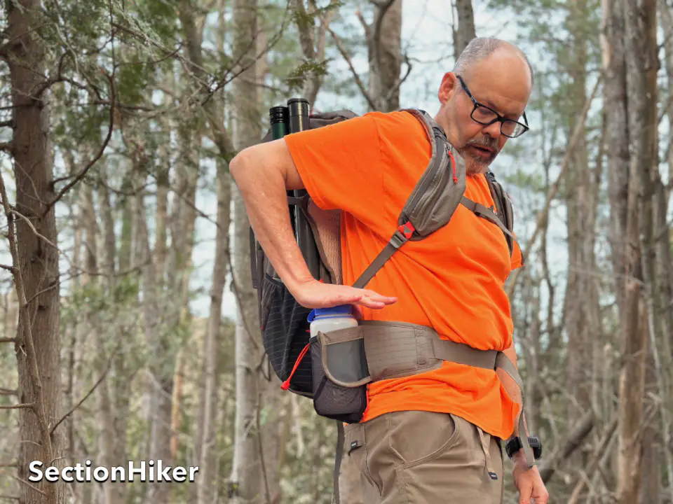 La ceinture de hanche a une poche pour une bouteille Nalgene qui positionne où il est plus facile à atteindre qu'une poche latérale.
