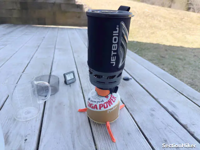 Le système de poêle Jetboil intégré en action.