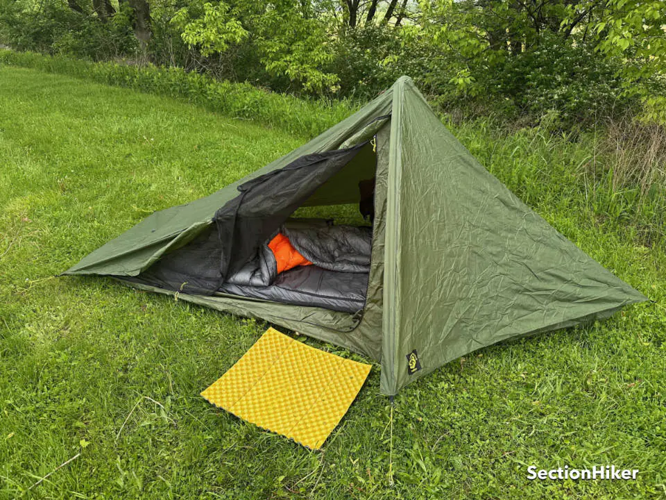 La tente Trekker a deux portes à glissière.