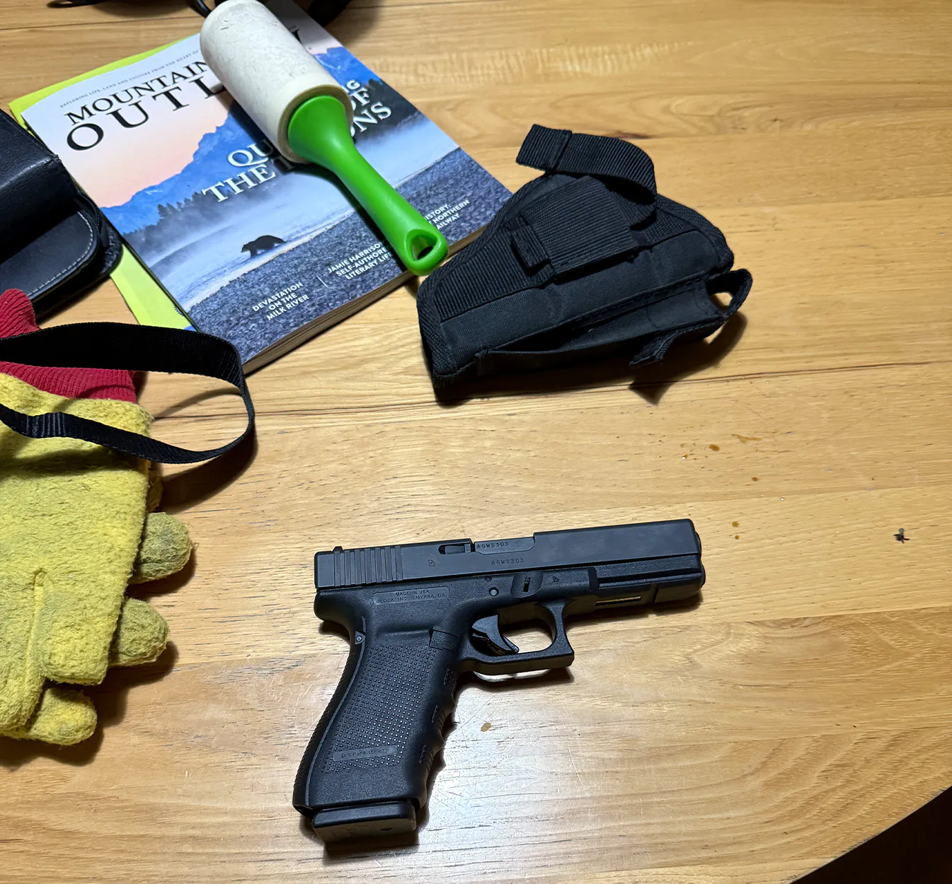 Une arme de poing Glock de 10 mm sur une table.